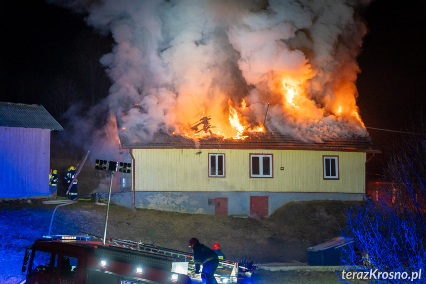 Pożar drewnianego domu w Równem