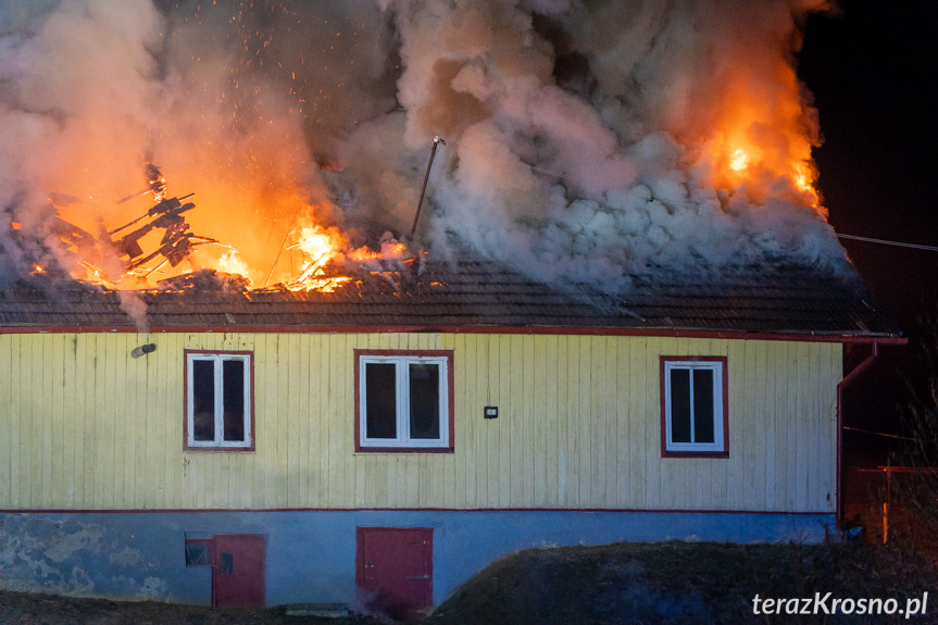 Pożar drewnianego domu w Równem