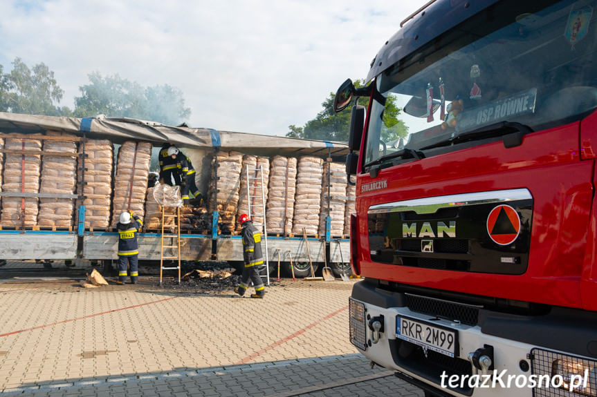 Pożar naczepy z węglem drzewnym