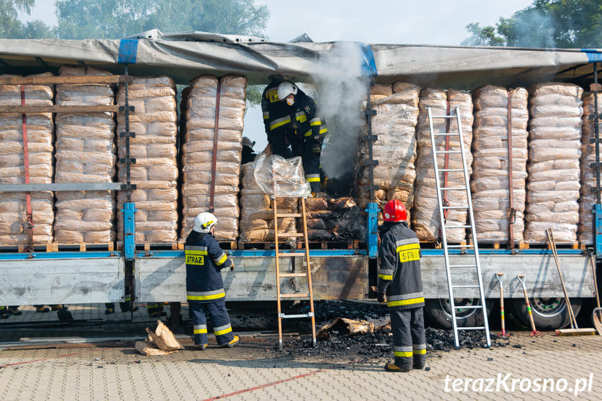 Pożar naczepy z węglem drzewnym