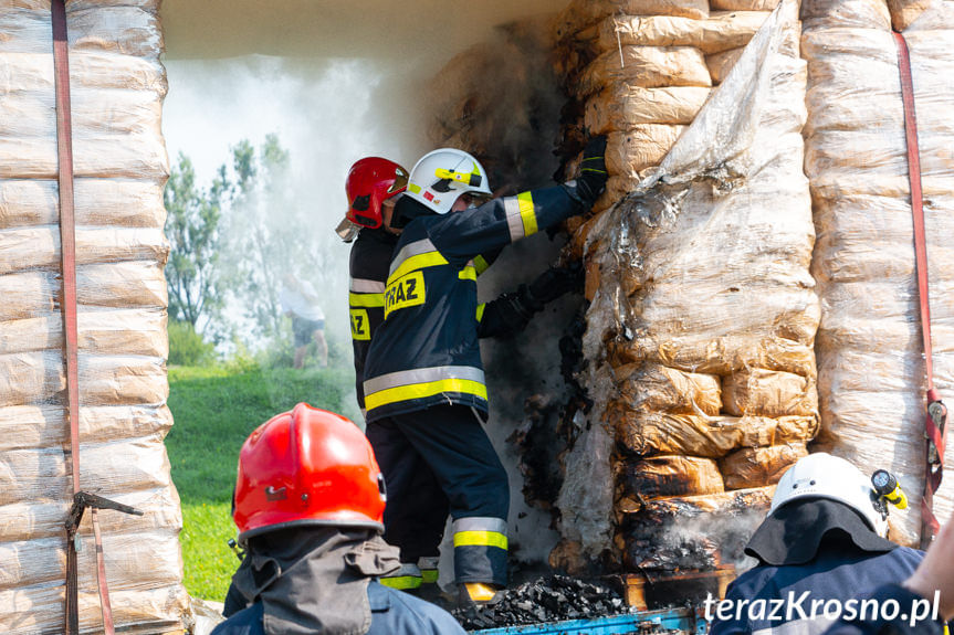 Pożar naczepy z węglem drzewnym