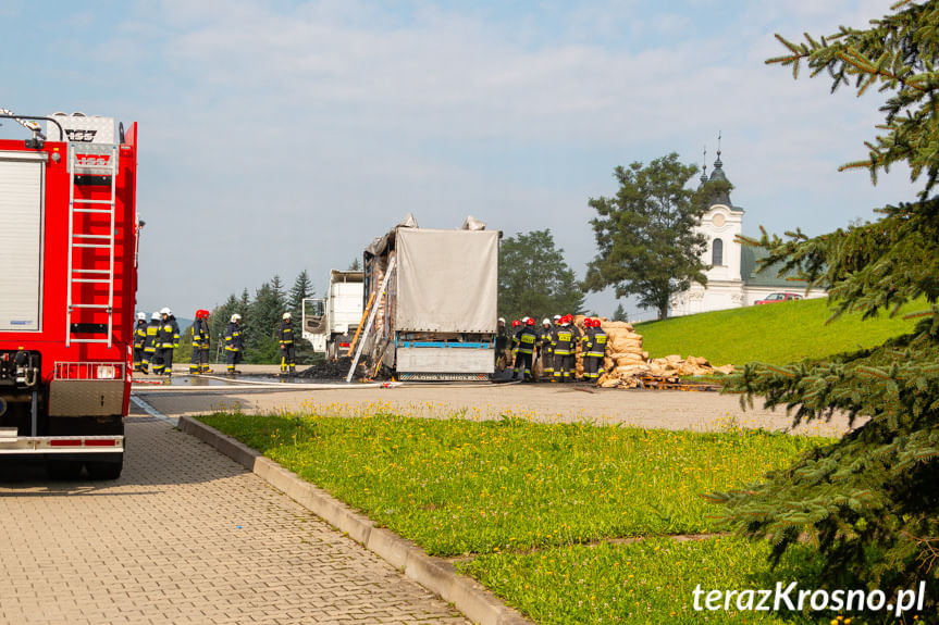 Pożar naczepy z węglem drzewnym