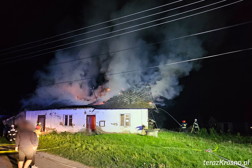 Pożar pustostanu w Rogach