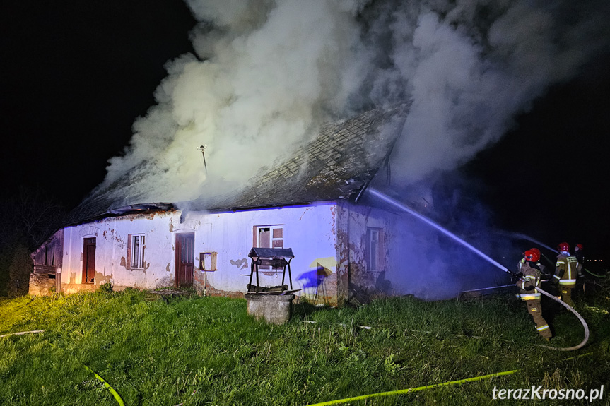 Pożar pustostanu w Rogach