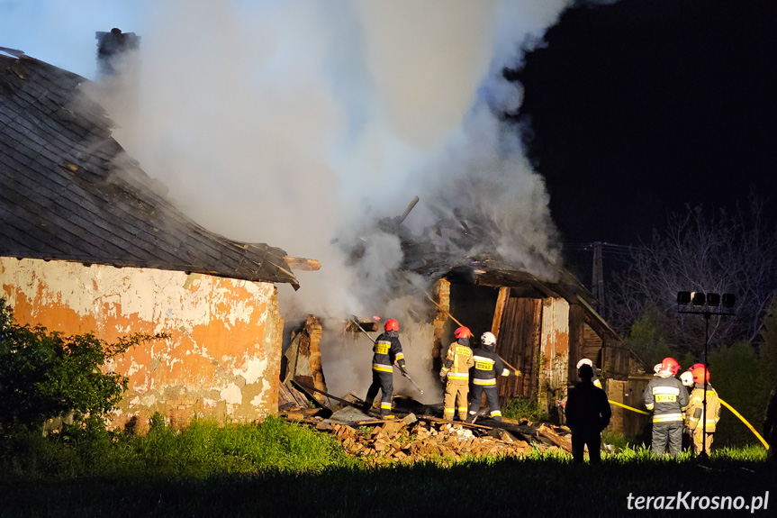 Pożar pustostanu w Rogach