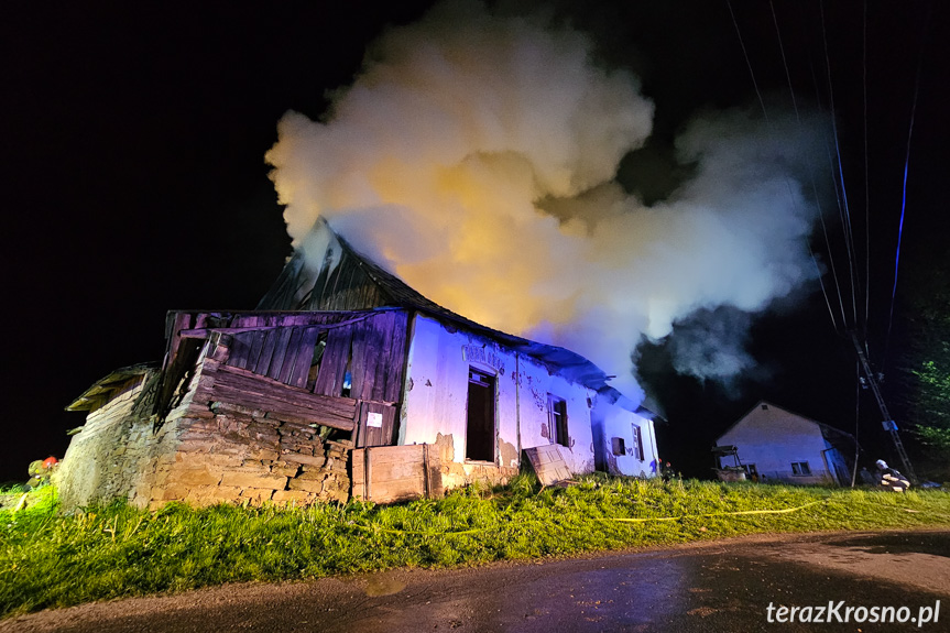 Pożar pustostanu w Rogach