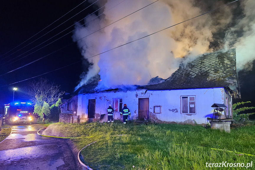 Pożar pustostanu w Rogach