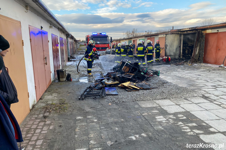 Pożar samochodu w garażu