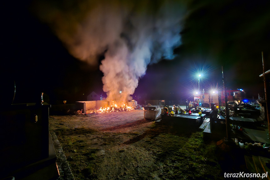 Pożar śmieci na cmentarzu w Zręcinie