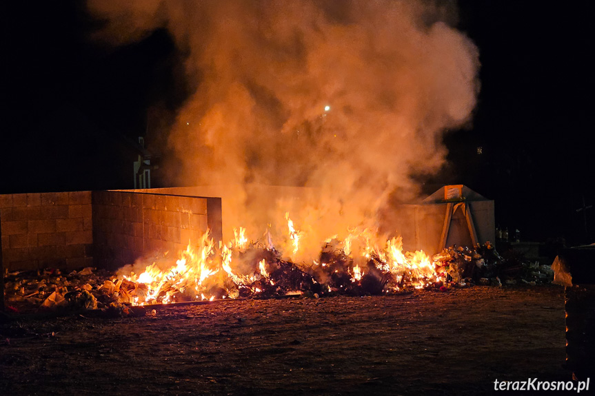 Pożar śmieci na cmentarzu w Zręcinie