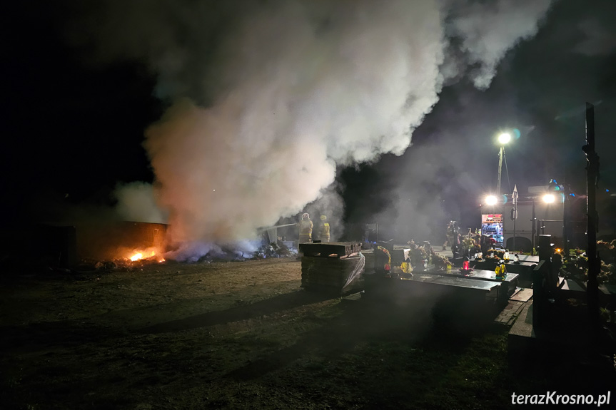 Pożar śmieci na cmentarzu w Zręcinie