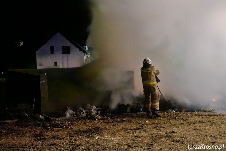 Pożar śmieci na cmentarzu w Zręcinie