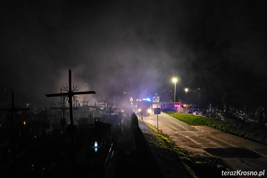 Pożar śmieci na cmentarzu w Zręcinie