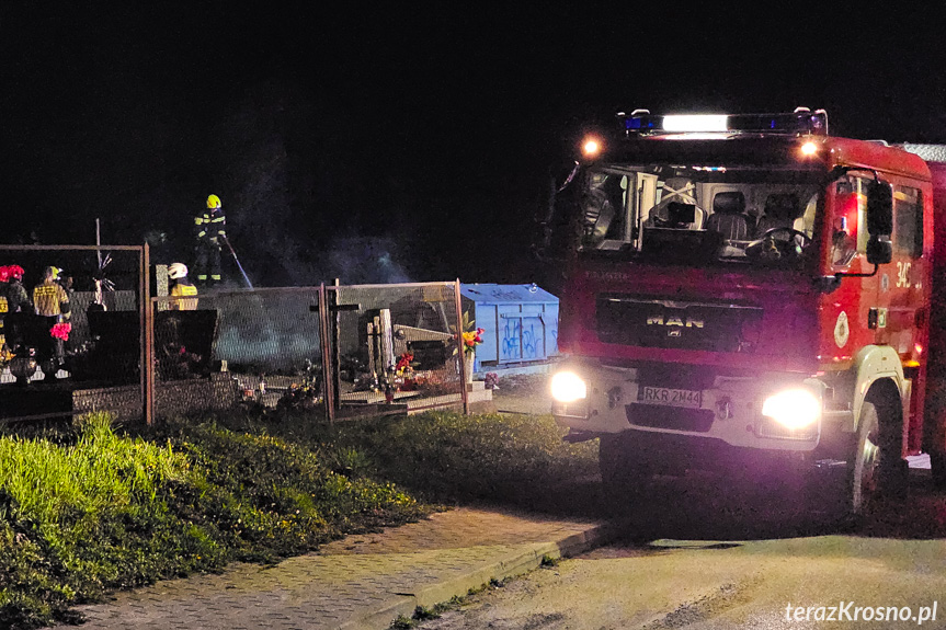 Pożar śmieci na cmentarzu w Zręcinie