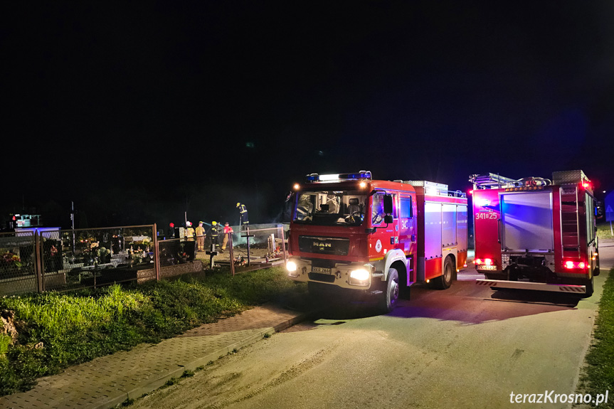 Pożar śmieci na cmentarzu w Zręcinie