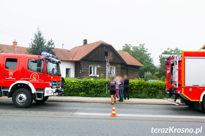 Pożar w drewnianym domu