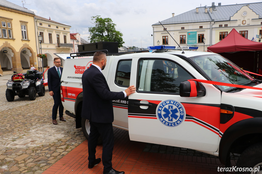 Przekazanie samochodu dla Legionu Gerarda