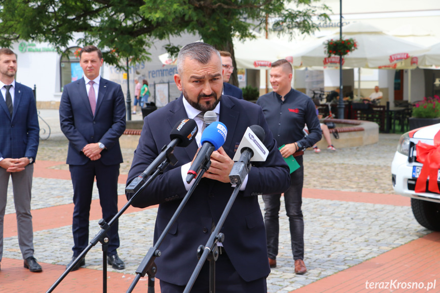 Przekazanie samochodu dla Legionu Gerarda