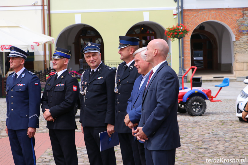 Przekazanie samochodu dla Legionu Gerarda