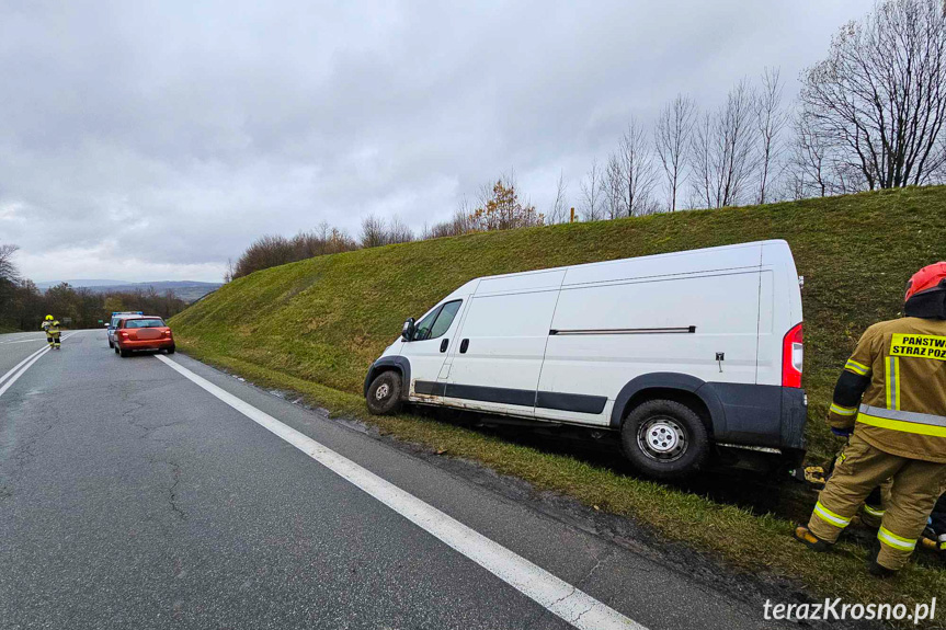 Rogi. Bus wjechał do rowu