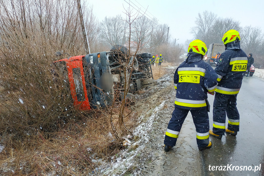 Samochód ciężarowy poza drogą