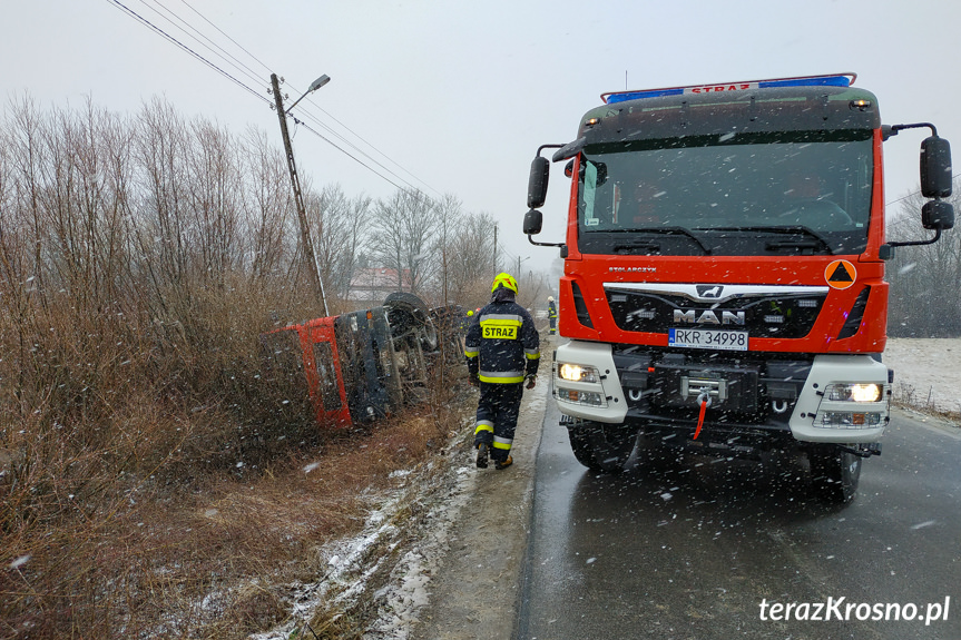 Samochód ciężarowy poza drogą