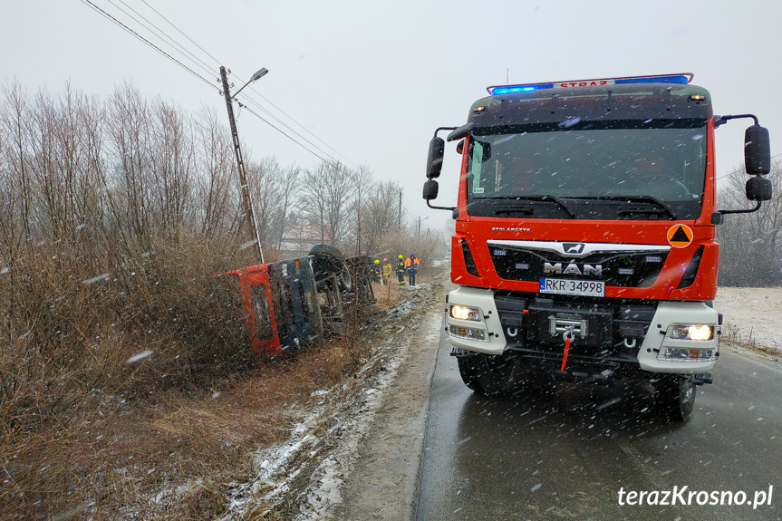 Samochód ciężarowy poza drogą