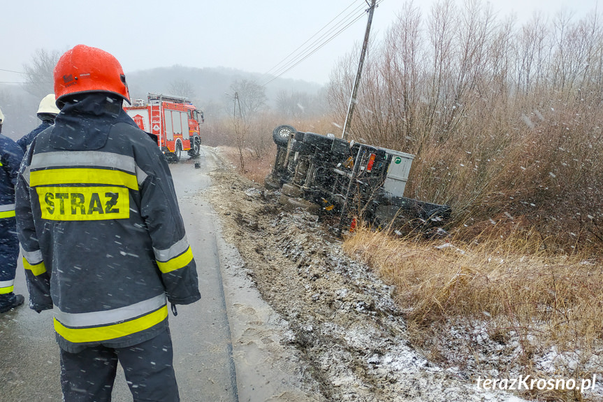 Samochód ciężarowy poza drogą