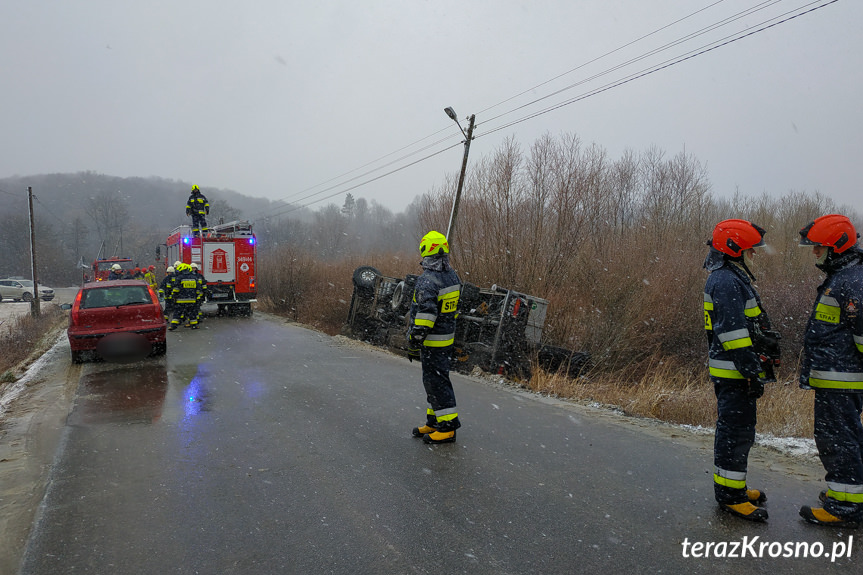 Samochód ciężarowy poza drogą