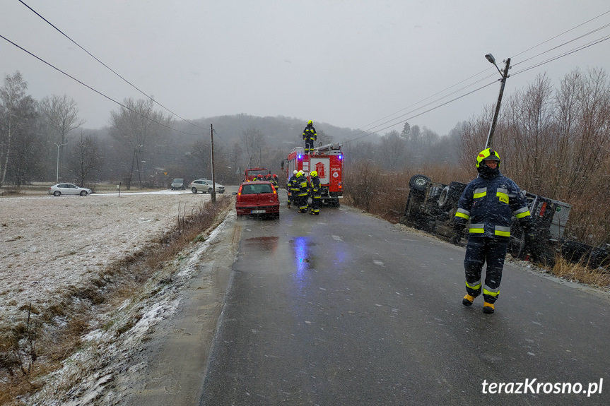 Samochód ciężarowy poza drogą