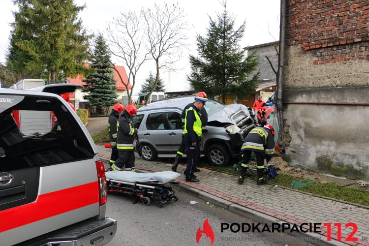 Samochód uderzył w dom