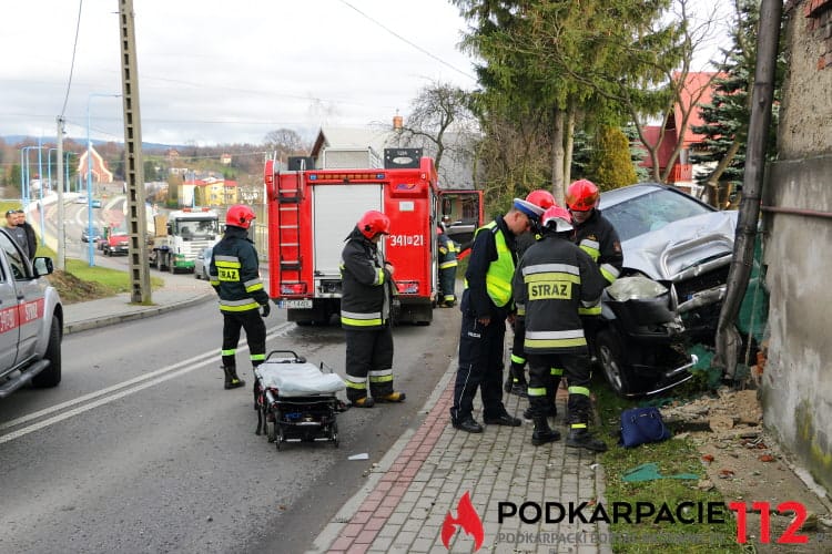 Samochód uderzył w dom