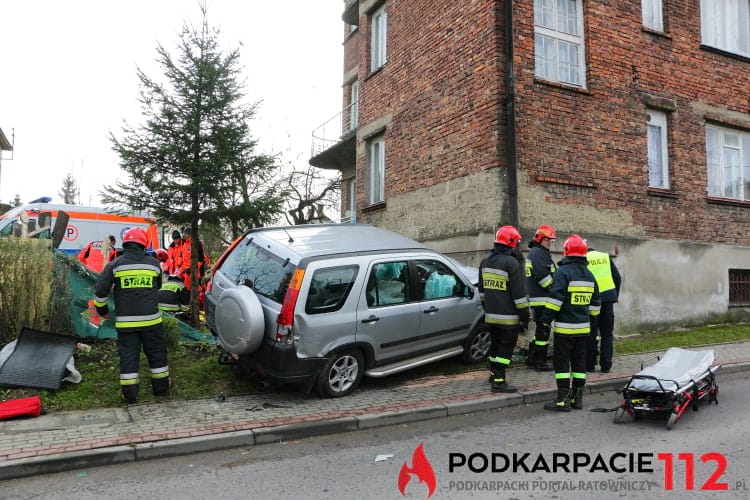 Samochód uderzył w dom