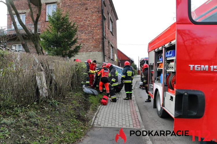 Samochód uderzył w dom