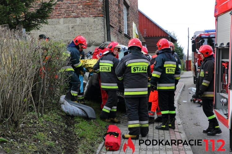 Samochód uderzył w dom