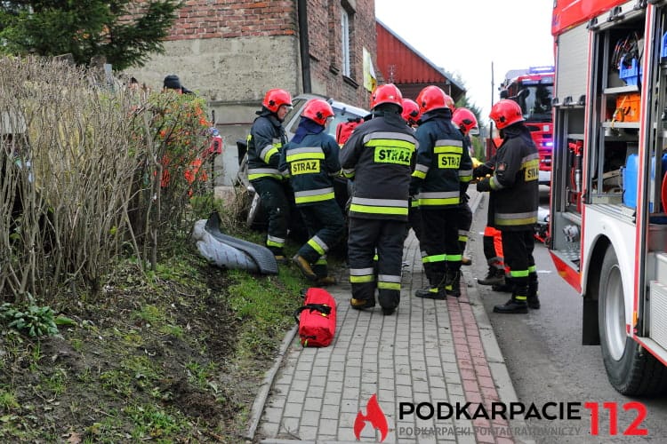 Samochód uderzył w dom