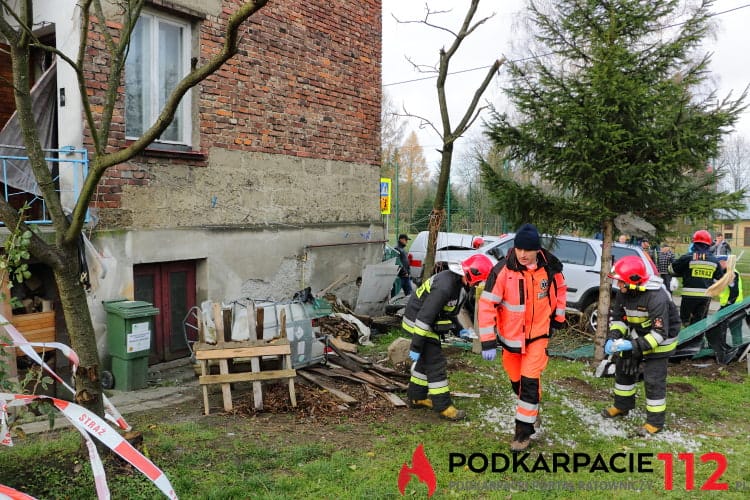 Samochód uderzył w dom