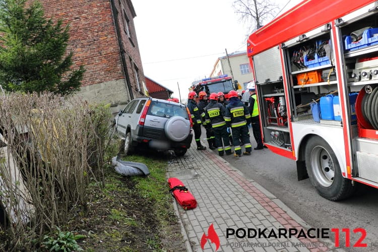 Samochód uderzył w dom