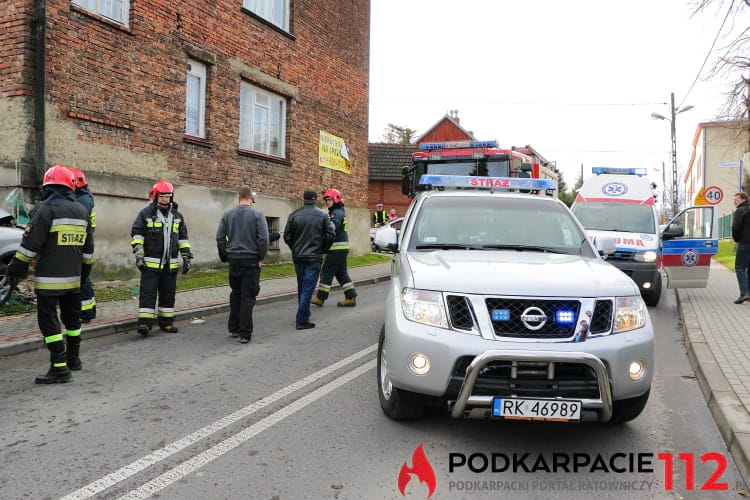 Samochód uderzył w dom