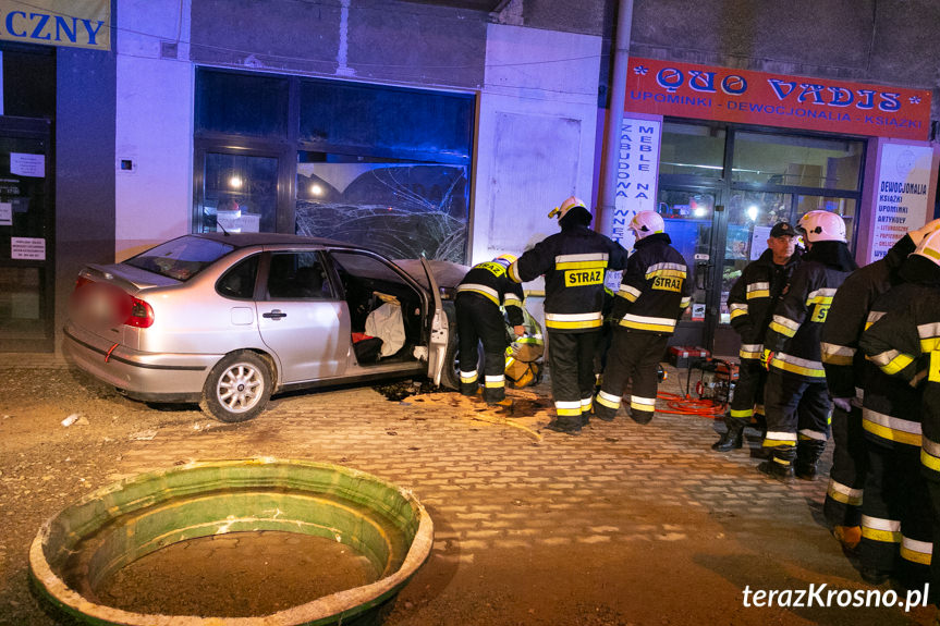 Samochód uderzył w kamienicę