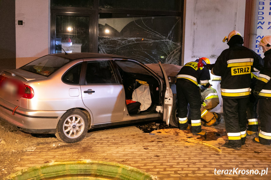 Samochód uderzył w kamienicę