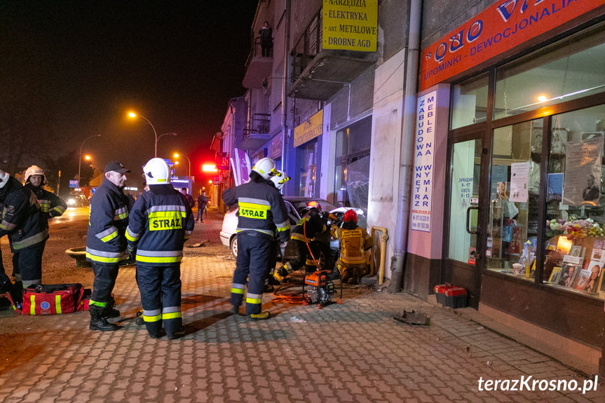 Samochód uderzył w kamienicę