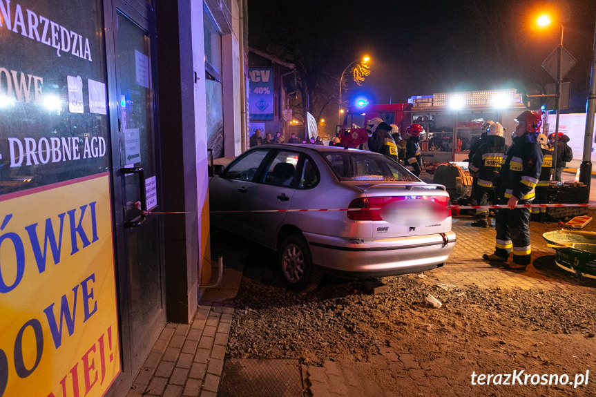 Samochód uderzył w kamienicę