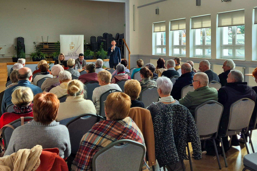 Seniorzy z Gminy Iwonicz-Zdrój na prelekcji o prawach osób starszych