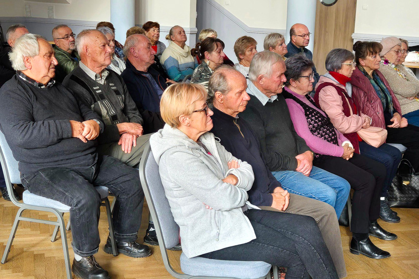 Seniorzy z Gminy Iwonicz-Zdrój na prelekcji o prawach osób starszych