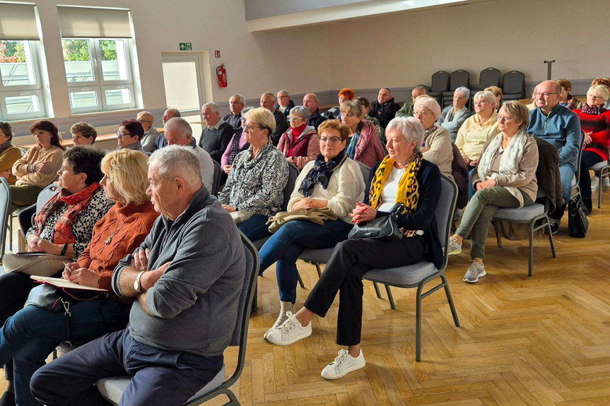 Seniorzy z Gminy Iwonicz-Zdrój na prelekcji o prawach osób starszych