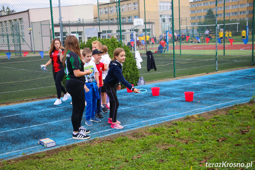 Sportowy dzień z Aktywną Szkołą w Zespole Szkół w Iwoniczu