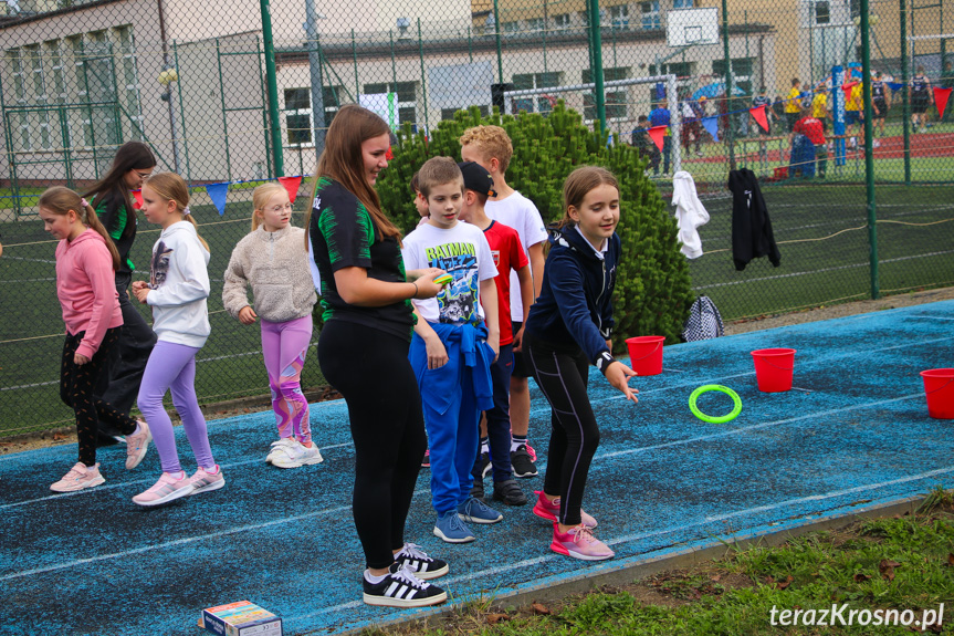 Sportowy dzień z Aktywną Szkołą w Zespole Szkół w Iwoniczu