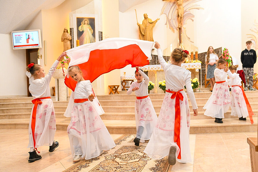 Środowiskowe Obchody Święta Niepodległości w SP w Potoku