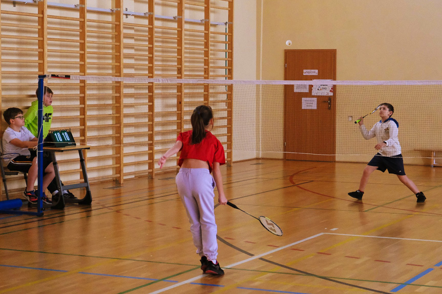 Świąteczne rozgrywki w badmintonie 